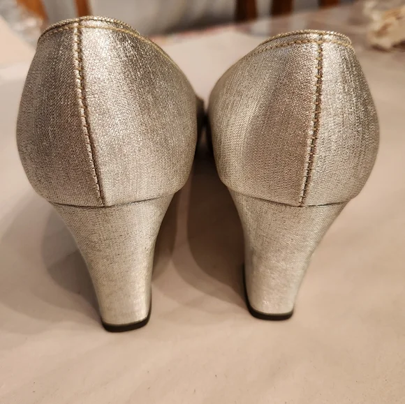 Vintage Silver American Girl Pumps - Size 6, 2.5" Heel - Picture 9 of 11